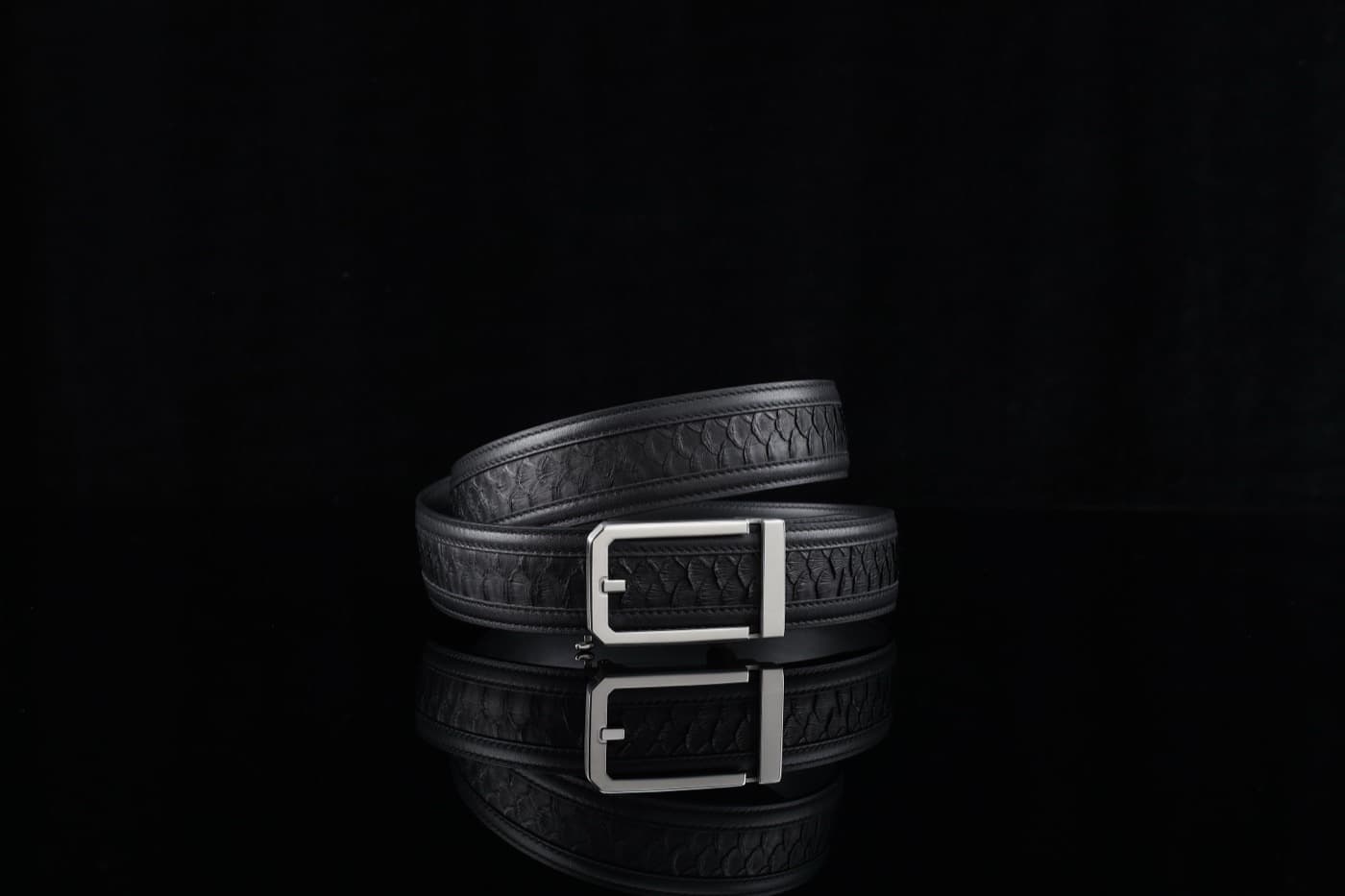 Ceinture en cuir noir boucle argentée