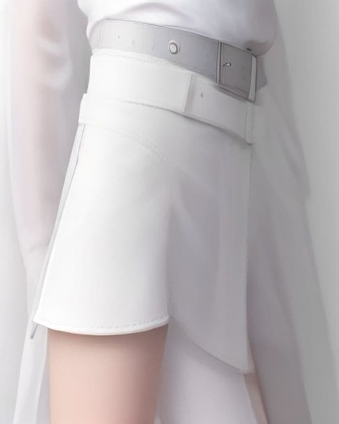 Ceinture blanche à boucle argentée
