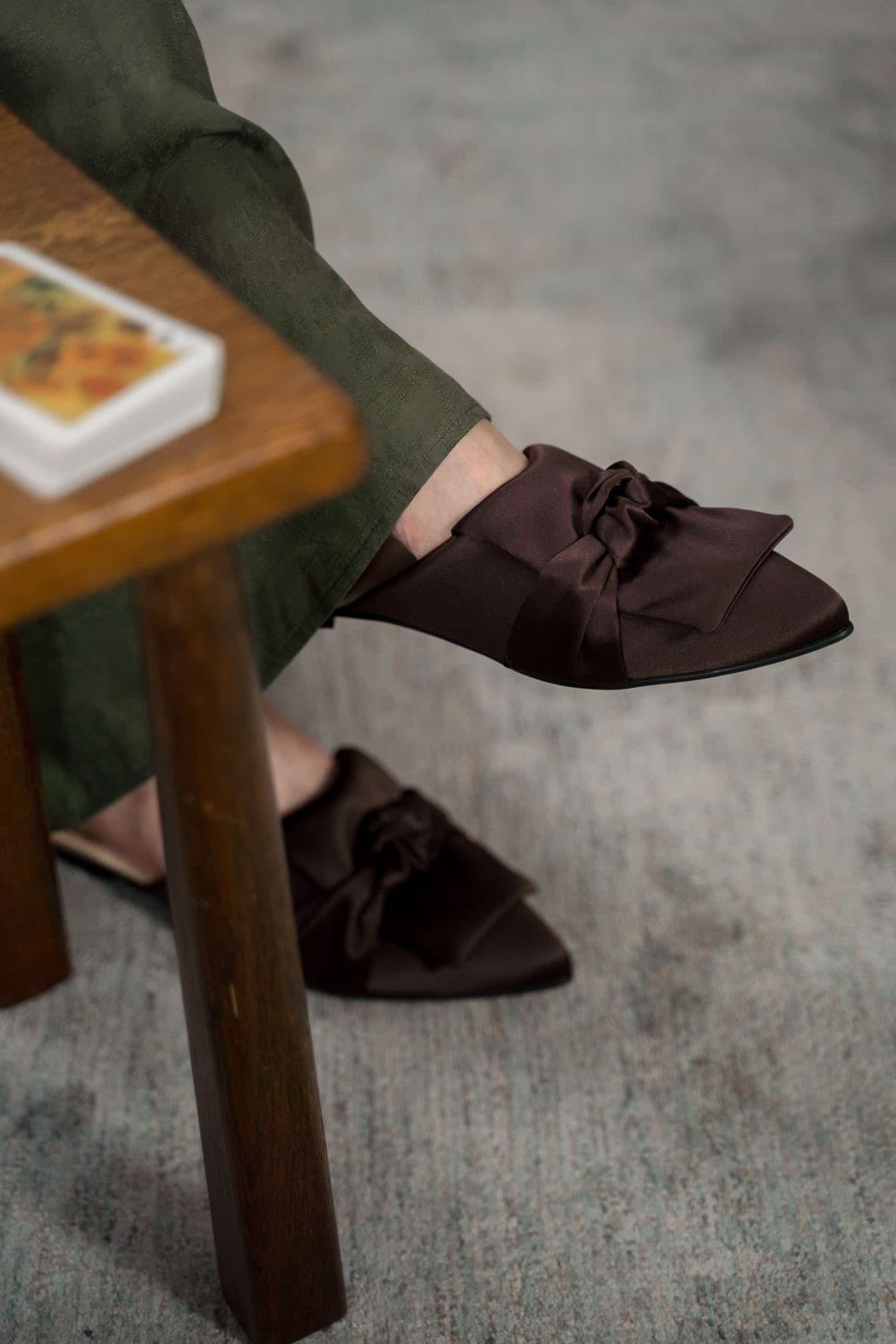 Mules en satin nouées