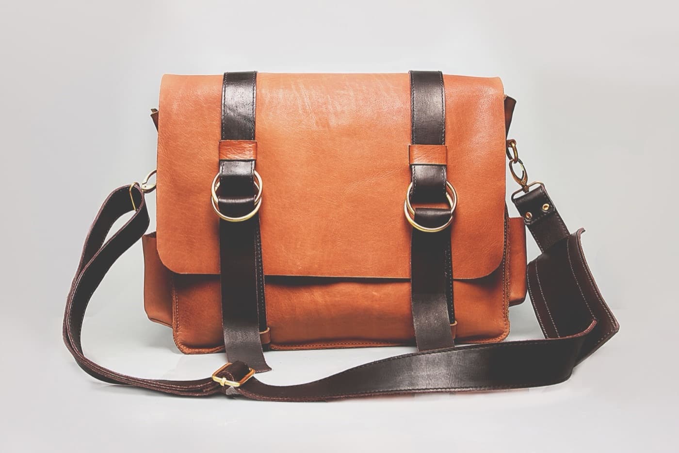 Sac besace en cuir cognac