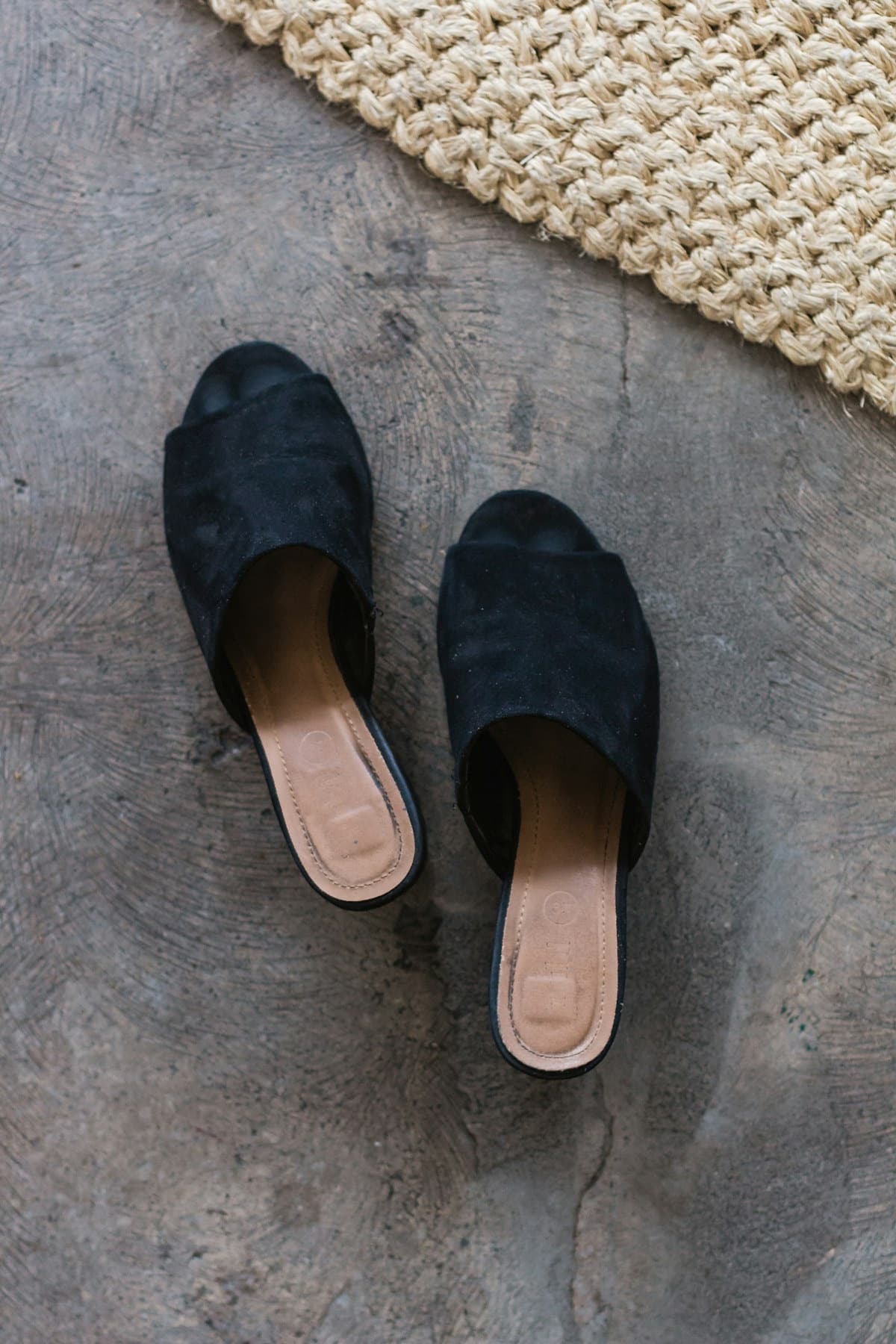 Mules plates en daim noir