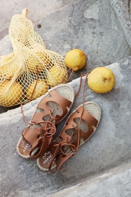 Sandales plates en cuir tressé
